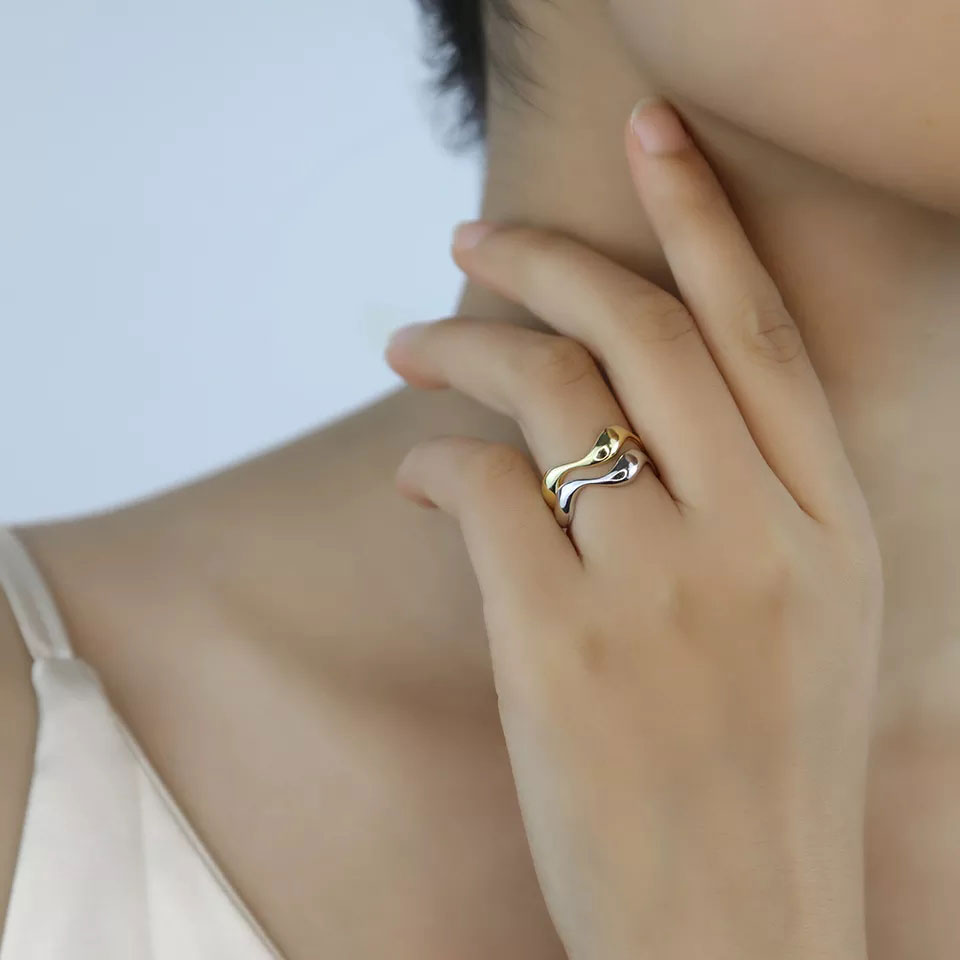 Carisseya | Anillo de Onda en Oro de 18K
